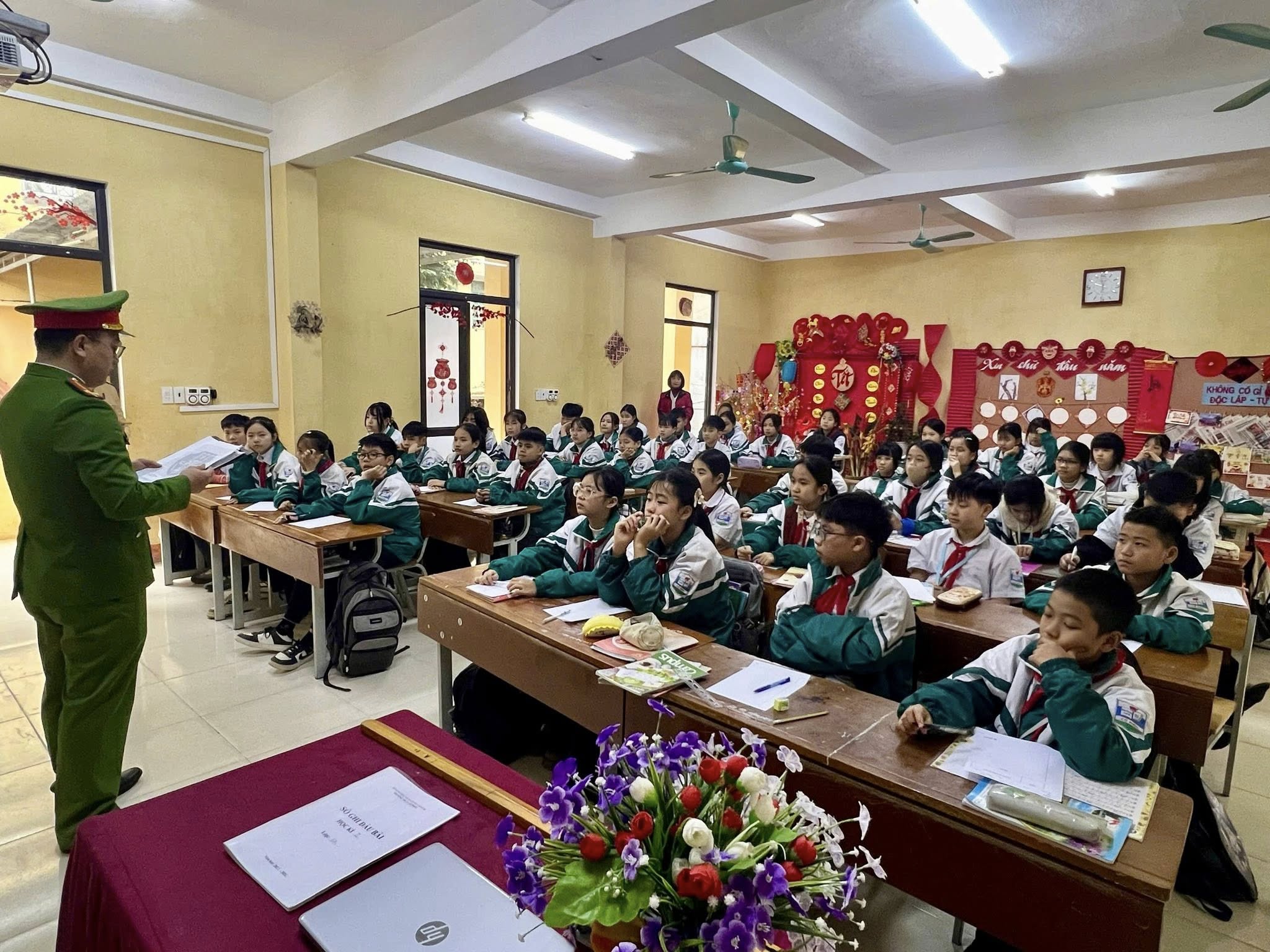 Công an xã Trấn Yên tăng cường giải pháp bảo đảm an toàn giao thông, phòng ngừa tai nạn dịp đầu năm 1 Cong an xa phoi hop nha truong tuyen truyen phap luat nang cao y thuc chap hanh giao thong cho hoc sinh ngay tai lop hoc