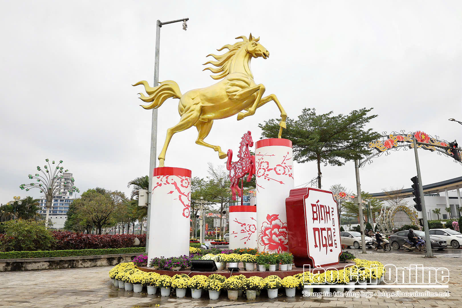 Cận cảnh linh vật song mã rực rỡ giữa trung tâm Lào Cai đón Xuân Bính Ngọ 2026 14 Cum mo hinh ngua vang do cung dong chu Binh Ngo 2026 tao diem nhan ruc ro tren cac tuyen pho dip Tet
