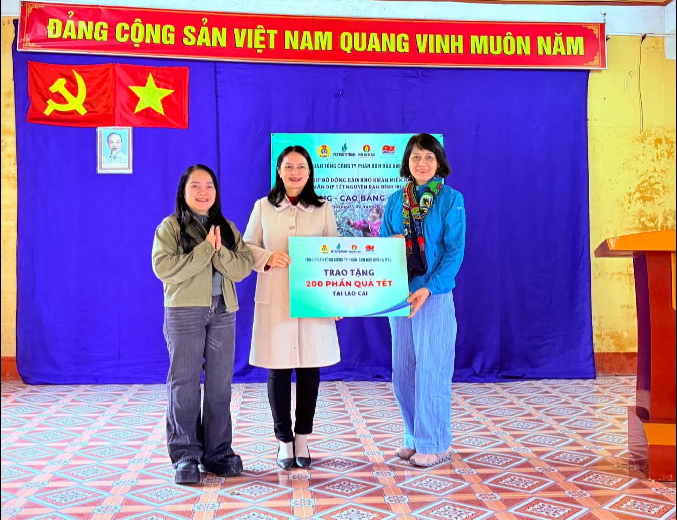 Dai dien Tong Cong ty Phan bon Dau khi Ca Mau trao bieu trung ho tro 200 suat qua Tet tai xa Van Chan