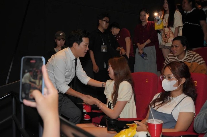 Dao dien Truong Giang dong vien nu khan gia 20 tuoi khoc tai buoi giao luu phim Nha ba toi mot phong Anh DPCC