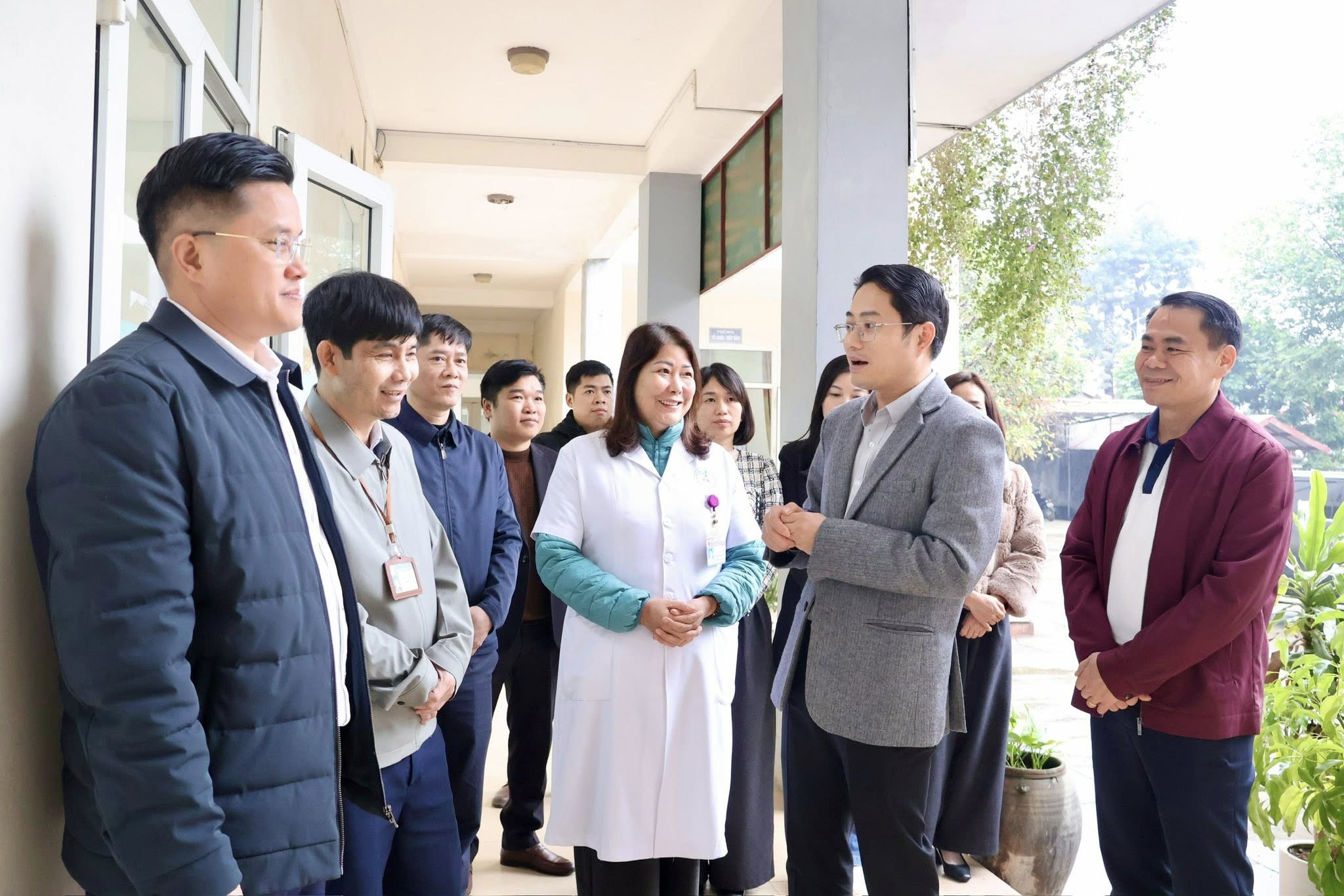 Lãnh đạo Ủy ban MTTQ tỉnh thăm, tặng quà Tết tại xã Văn Bàn 3 Doan cong tac den tham chuc Tet can bo y bac si Trung tam Y te khu vuc Van Ban va trao 7 suat qua cho cac benh nhan dang dieu tri tai day