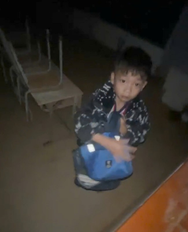 Em hoc sinh duoc tim thay trong lop hoc khong co dien cua khoa