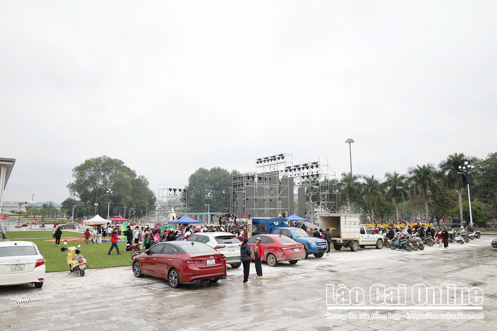Cận cảnh linh vật song mã rực rỡ giữa trung tâm Lào Cai đón Xuân Bính Ngọ 2026 18 Khong gian quang truong trung tam nhon nhip san sang cho cac hoat dong van hoa su kien don nam moi lco 02 1