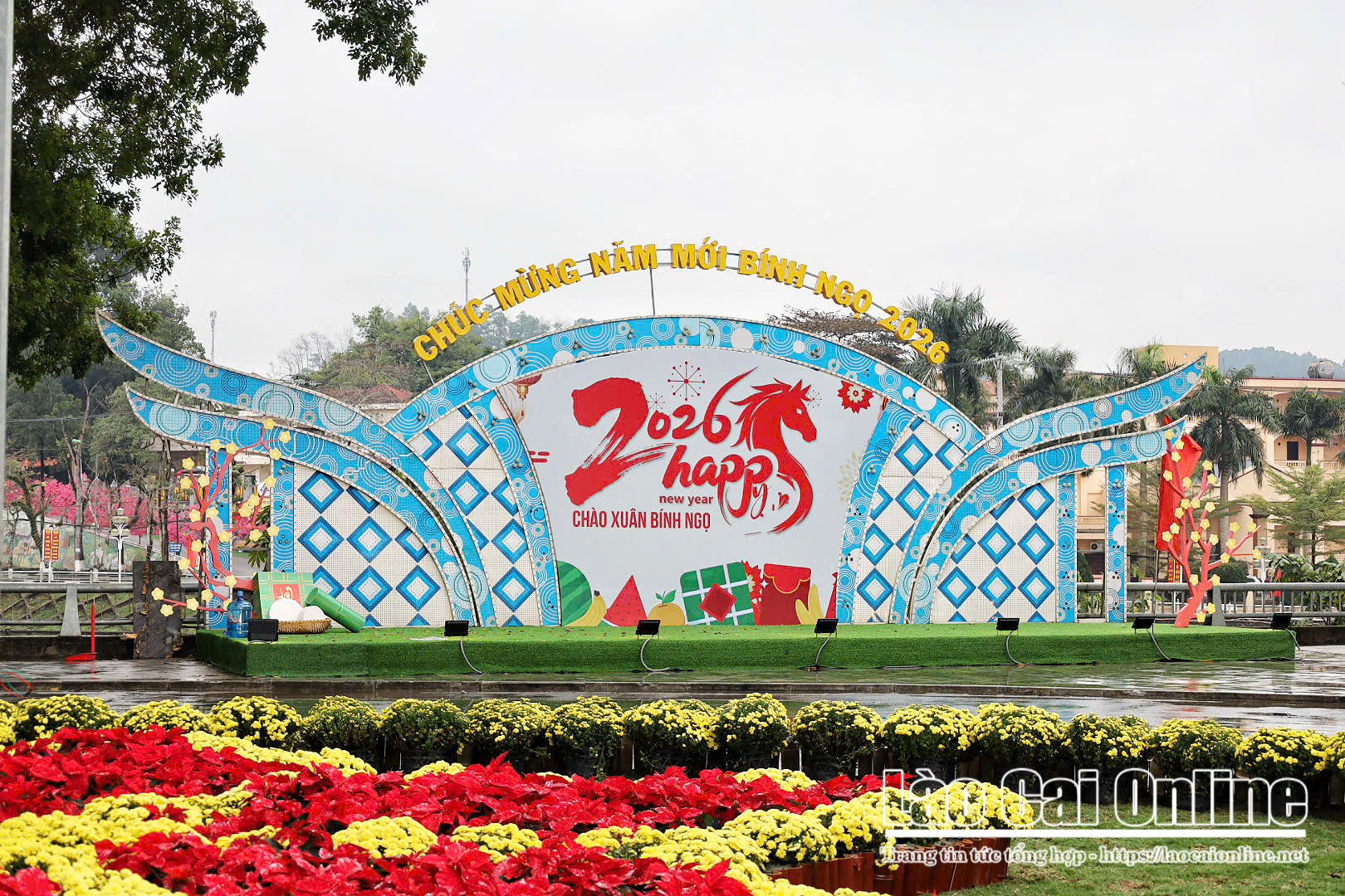 Cận cảnh linh vật song mã rực rỡ giữa trung tâm Lào Cai đón Xuân Bính Ngọ 2026 9 Khong gian tieu canh chao Xuan Binh Ngo 2026 ruc ro sac hoa va hoa tiet truyen thong gop phan tao diem nhan du xuan tai trung tam Lao Cai