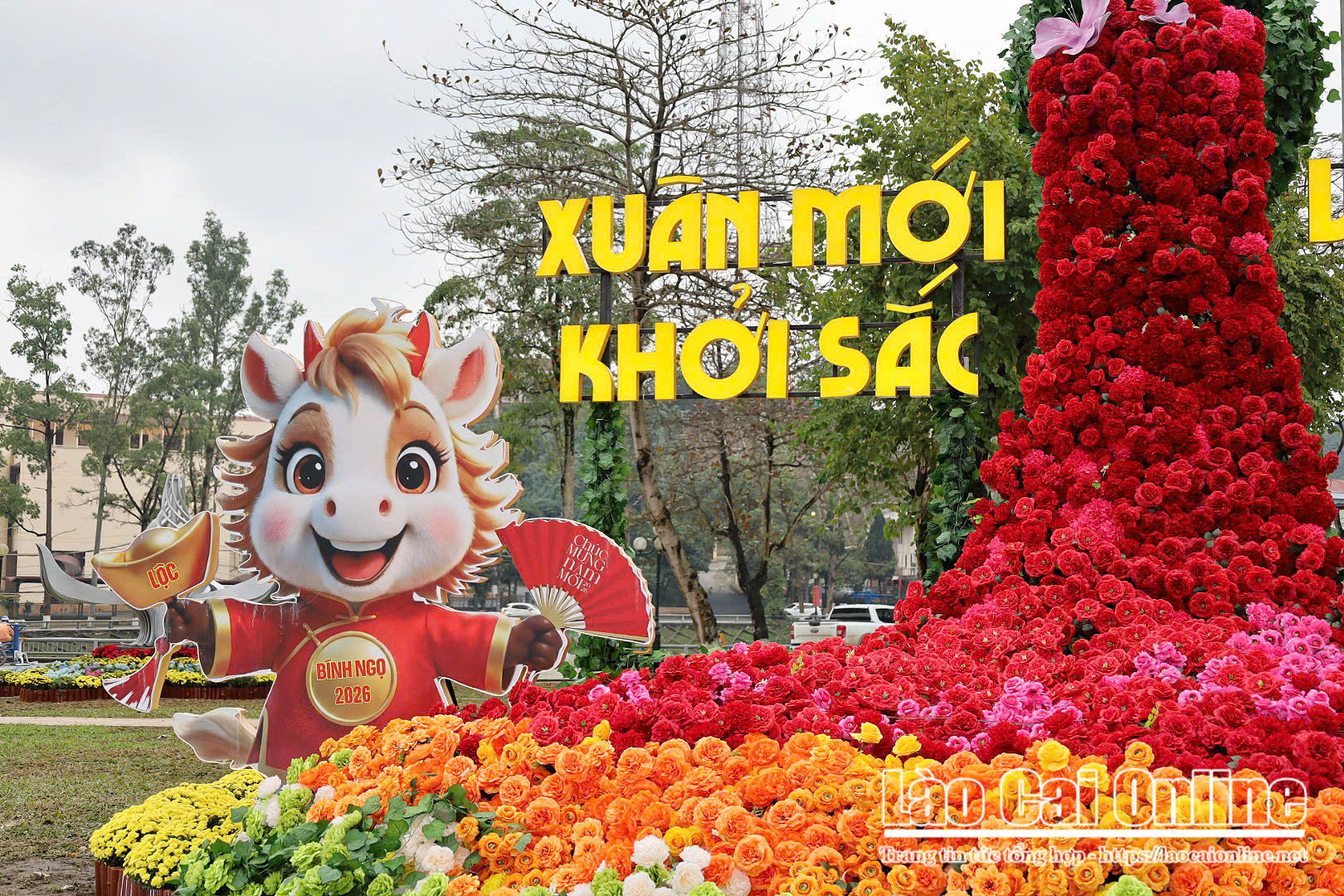 Cận cảnh linh vật song mã rực rỡ giữa trung tâm Lào Cai đón Xuân Bính Ngọ 2026 11 Khong gian tieu canh xuan voi linh vat ngua hoat hinh va tham hoa ruc ro tai khu vuc trung tam tinh Lao Cai lco 01