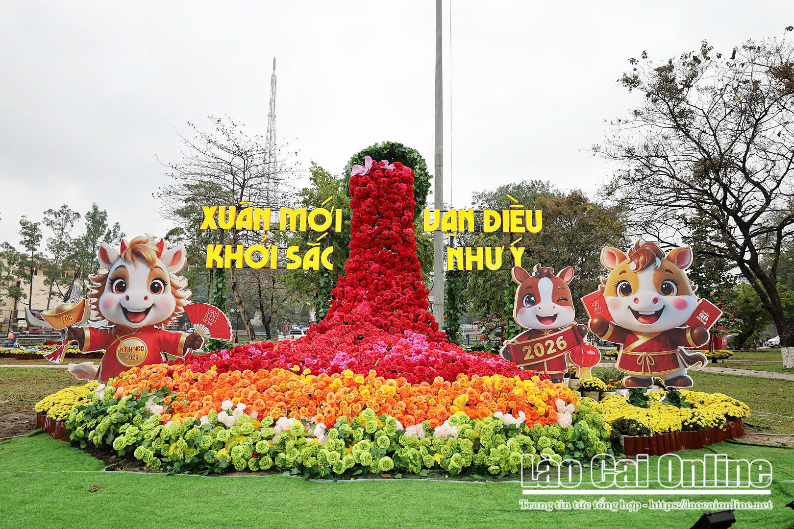 Cận cảnh linh vật song mã rực rỡ giữa trung tâm Lào Cai đón Xuân Bính Ngọ 2026 12 Khong gian tieu canh xuan voi linh vat ngua hoat hinh va tham hoa ruc ro tai khu vuc trung tam tinh Lao Cai lco 02