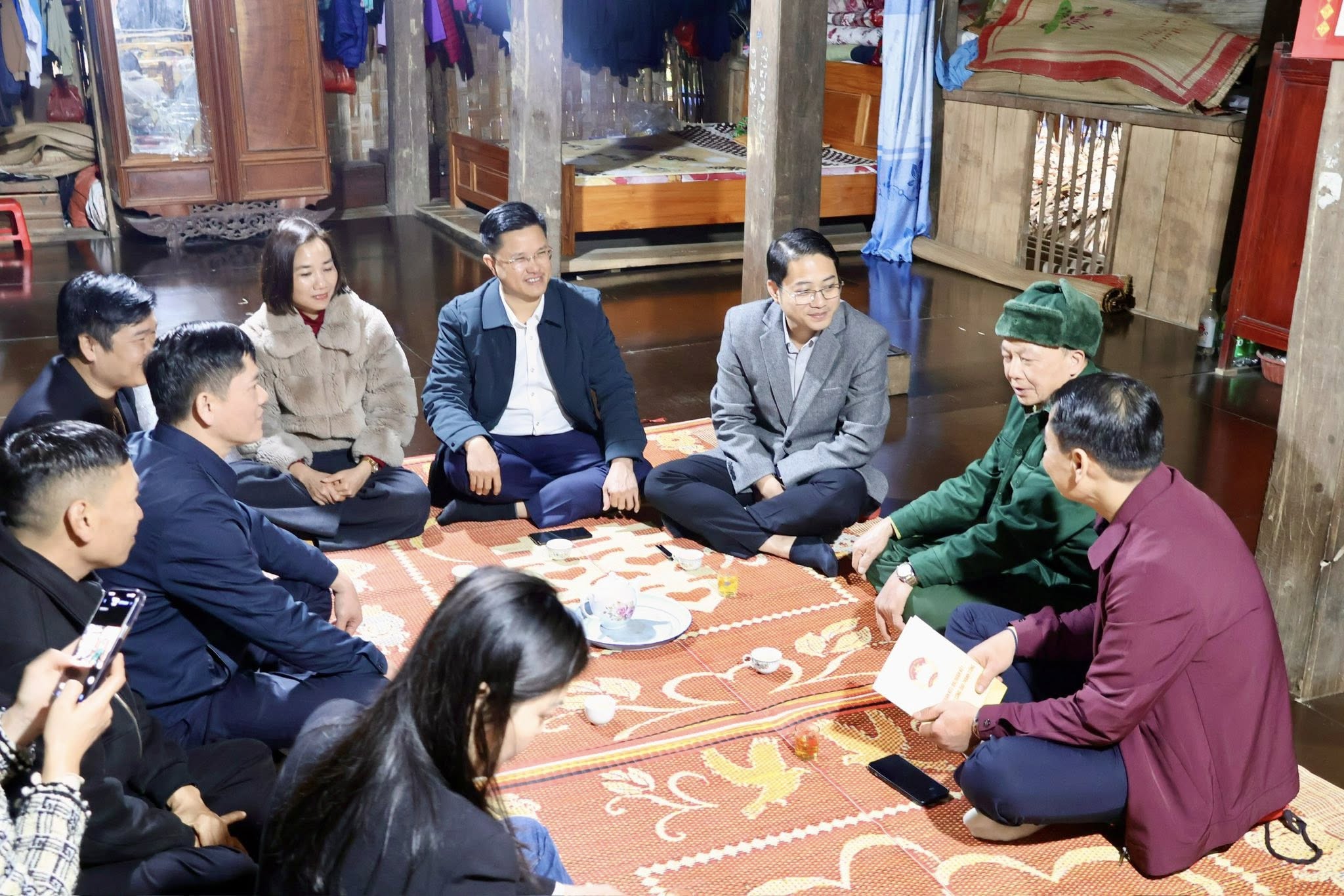 Lãnh đạo Ủy ban MTTQ tỉnh thăm, tặng quà Tết tại xã Văn Bàn 1 Khong khi am ap nghia tinh trong buoi gap go tham hoi nguoi co uy tin gop phan cung co khoi dai doan ket o co so