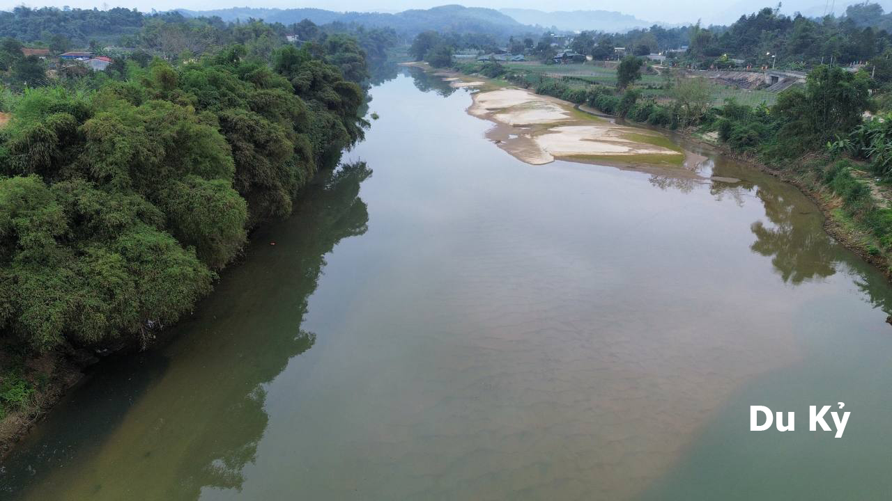 Khu vực phía sau trang trại lợn có thể thấy rõ dòng nước đen bằng mắt thường. Ảnh Du Kỷ