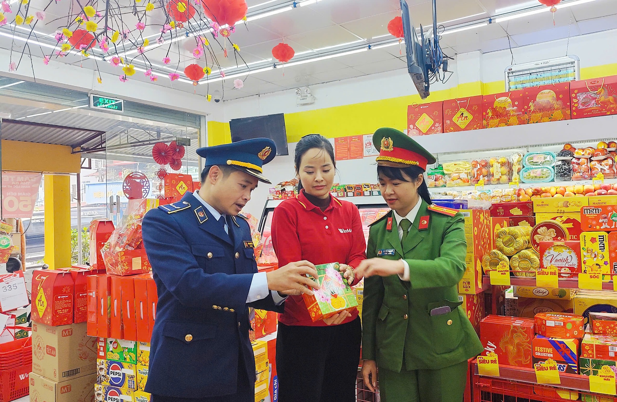 Kiem tra thuc te tai cac quay kinh doanh thuc pham banh keo phuc vu nhu cau mua sam Tet cua nguoi dan