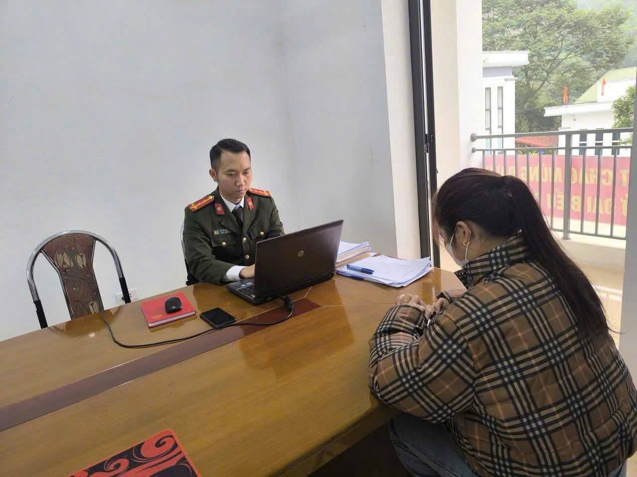 Lam viec voi nhung nguoi vi pham tai tru so Cong an xa Bao Ai