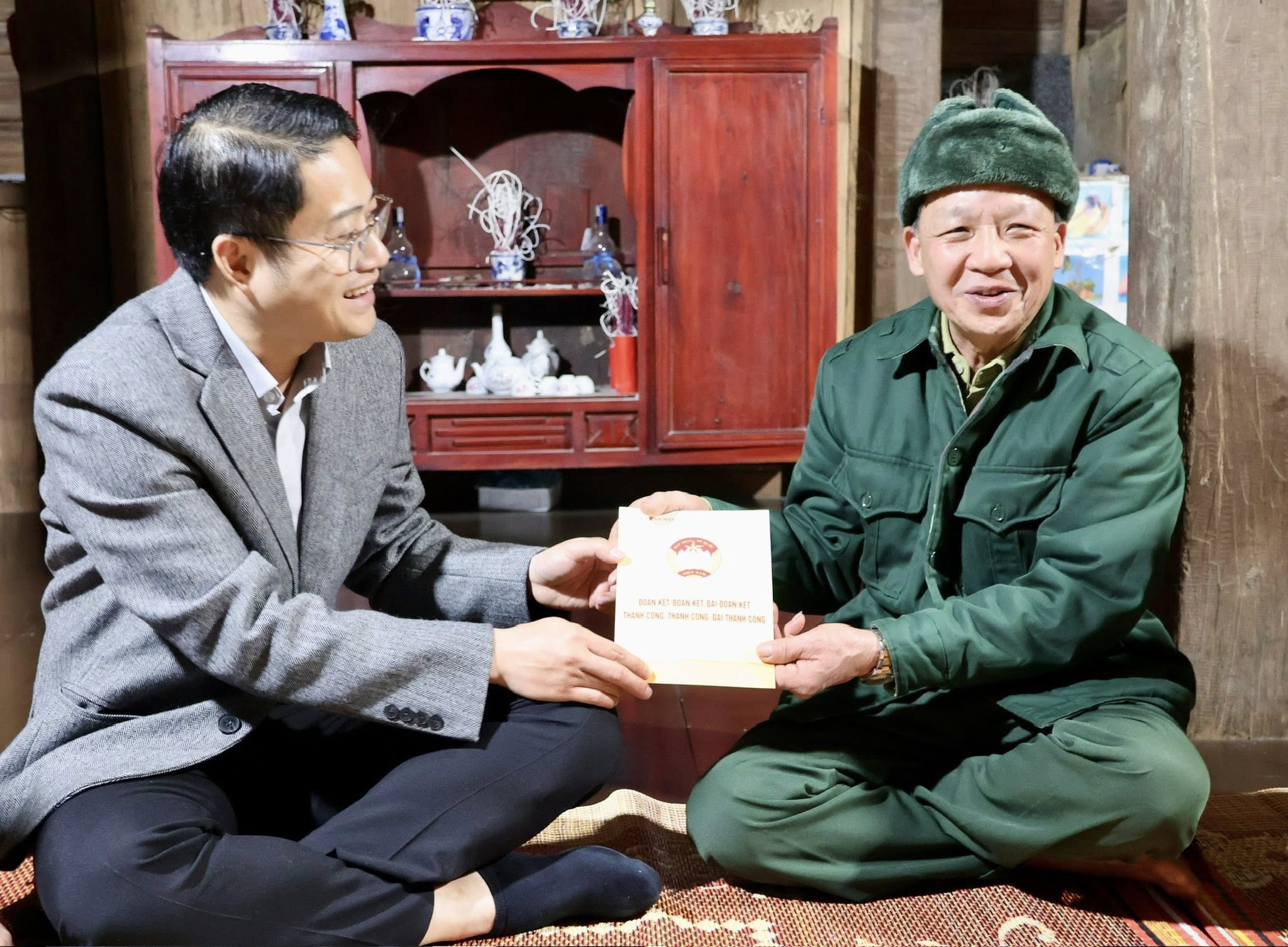 Lãnh đạo Ủy ban MTTQ tỉnh thăm, tặng quà Tết tại xã Văn Bàn 2 Lanh dao Uy ban MTTQ tinh tham hoi trao qua Tet cho nguoi co uy tin trong cong dong chia se niem vui xuan moi