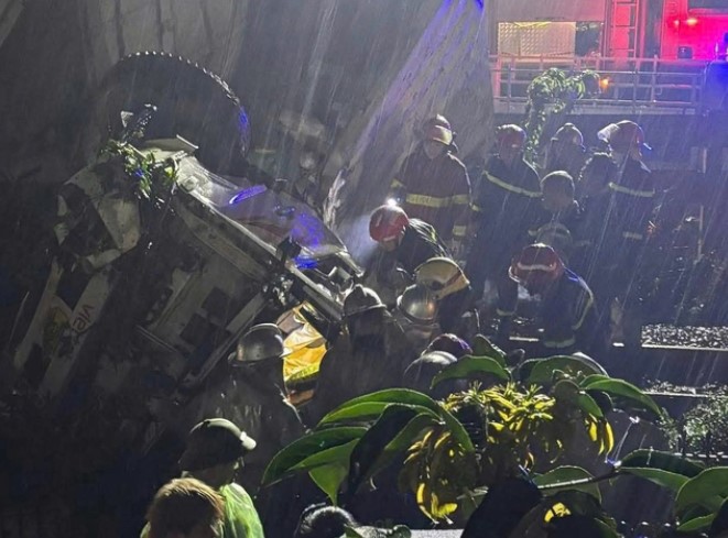 Luc luong chuc nang cat cabin xe tai de giai cuu nan nhan bi mac ket