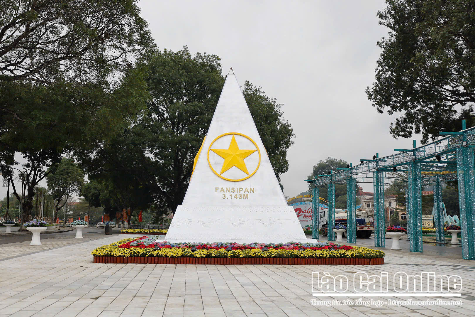 Cận cảnh linh vật song mã rực rỡ giữa trung tâm Lào Cai đón Xuân Bính Ngọ 2026 15 Mo hinh bieu tuong Fansipan duoc trang tri noi bat tai quang truong ton vinh hinh anh noc nha Dong Duong giua khong gian xuan Lao Cai