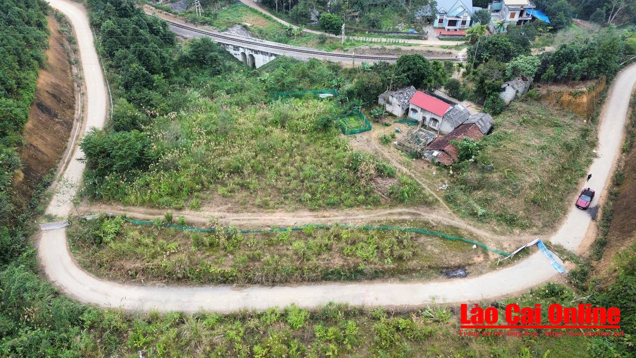 Ngay ben canh khu vuc bi chan da hinh thanh mot loi di tam du de nguoi dan va hoc sinh di chuyen qua lai1233