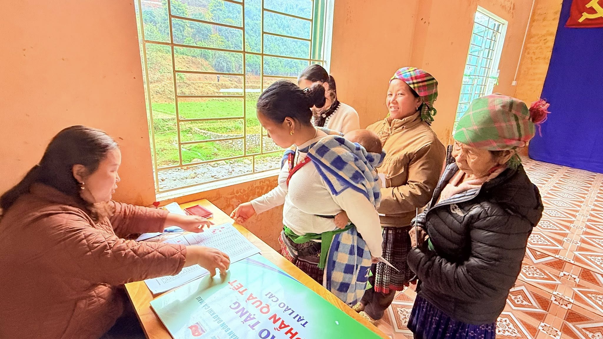 Nguoi dan cac thon den nhan qua Tet phan khoi chuan bi don Tet Binh Ngo 2026