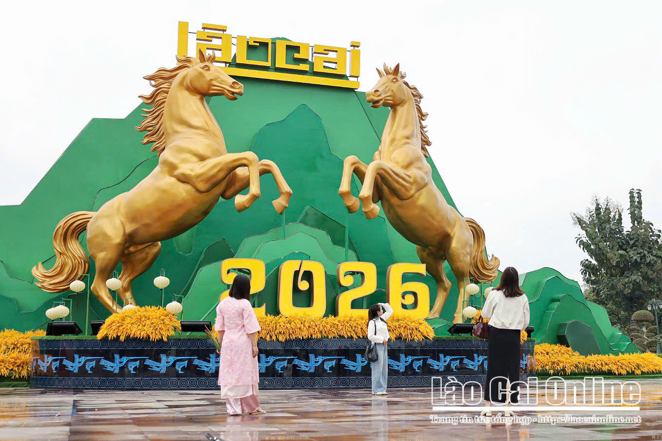 Cận cảnh linh vật song mã rực rỡ giữa trung tâm Lào Cai đón Xuân Bính Ngọ 2026 2 Nguoi dan du khach thich thu check in ben linh vat song ma diem du xuan moi tai quang truong trung tam Lao Cai