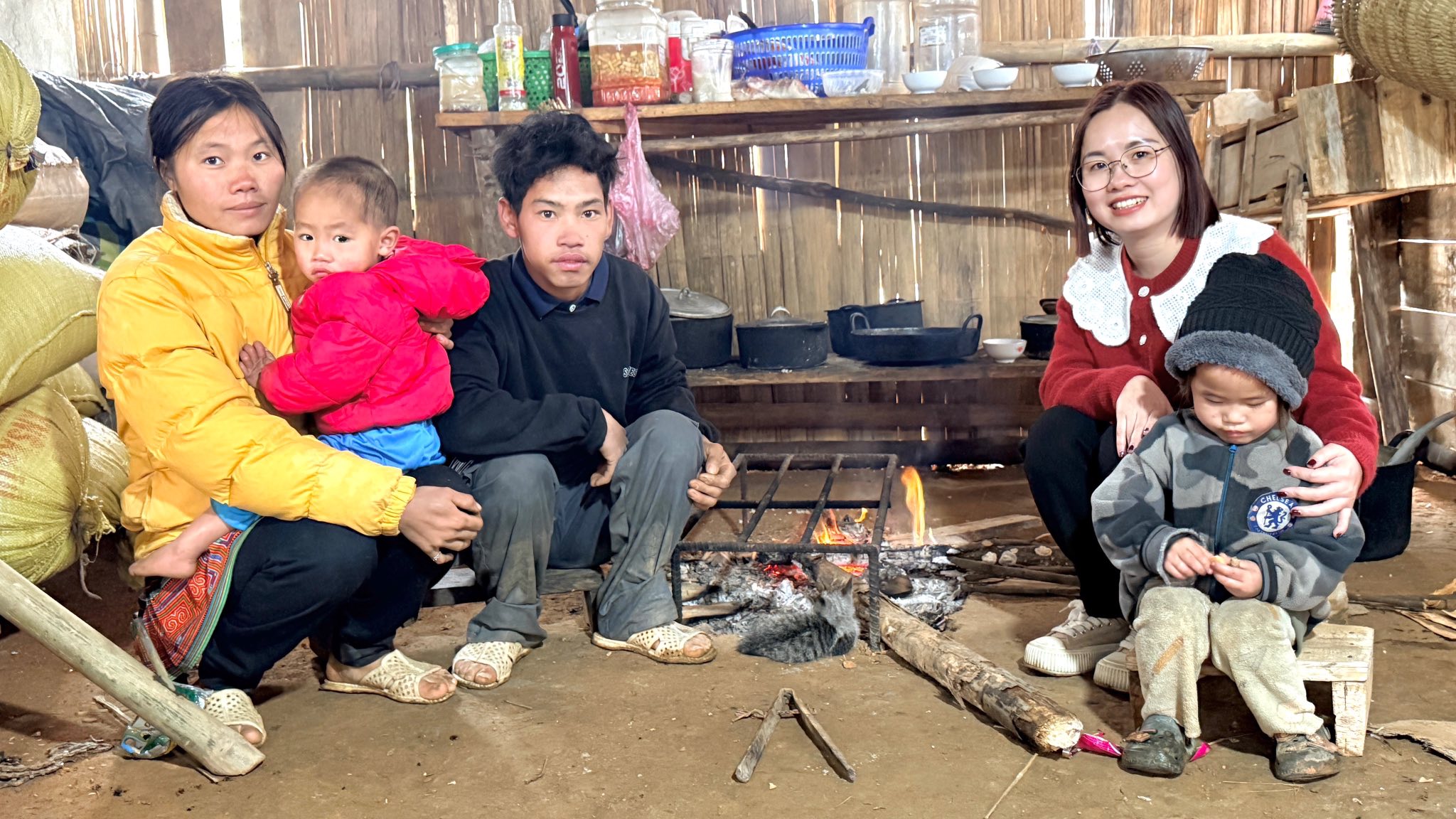 Nha moi tren dinh nui Son Luong Mon qua Tet am ap cho gia dinh tre vung cao