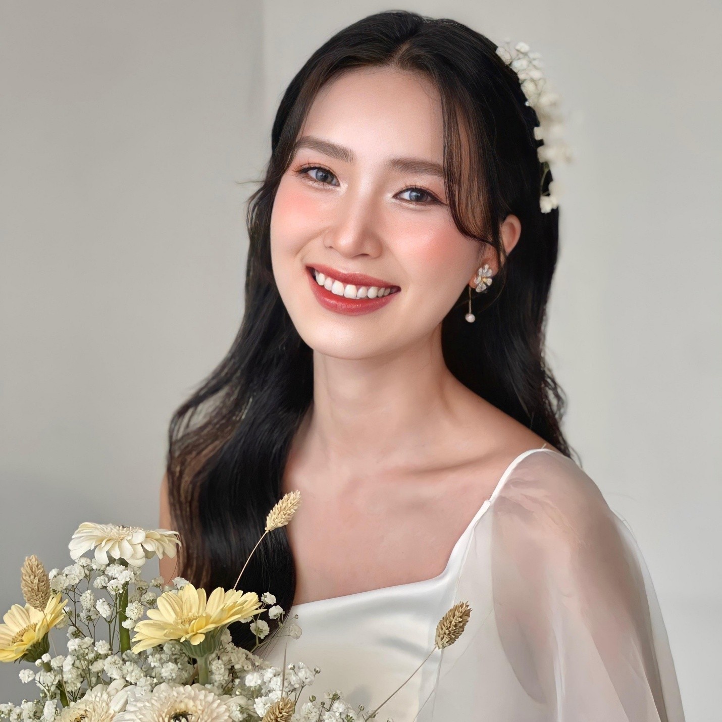 Phat thanh vien tre Nguyen Thi Van Anh nguoi dung sau kenh Van Anh Radio lan toa nhung cau chuyen doi thuong giau cam