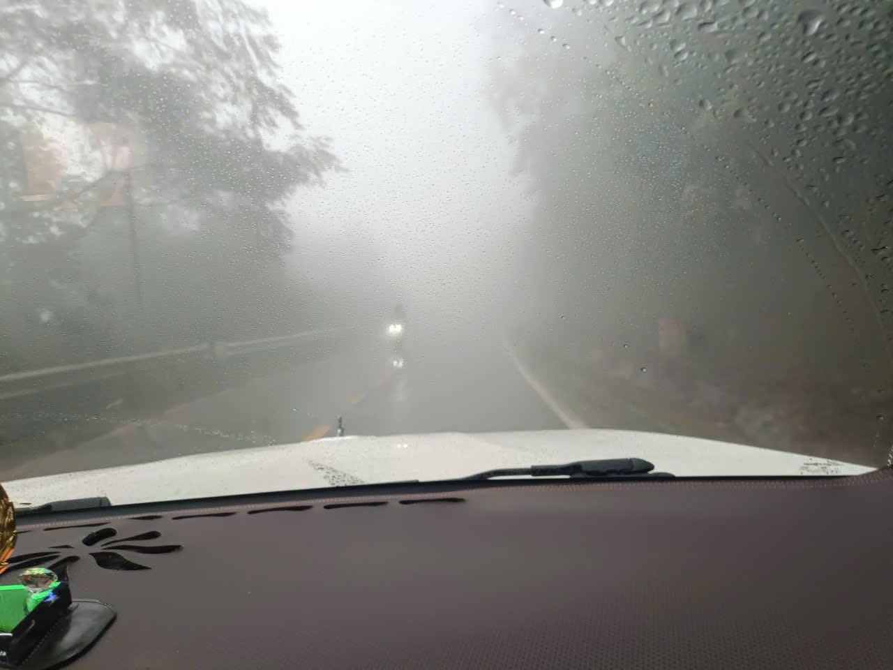 Suong mu day dac mat duong tron truot tren cac tuyen deo doc tiem an nguy co mat an toan giao thong luc luong CSGT tang cuong tuan tra huong dan phuong tien luu thong an toan