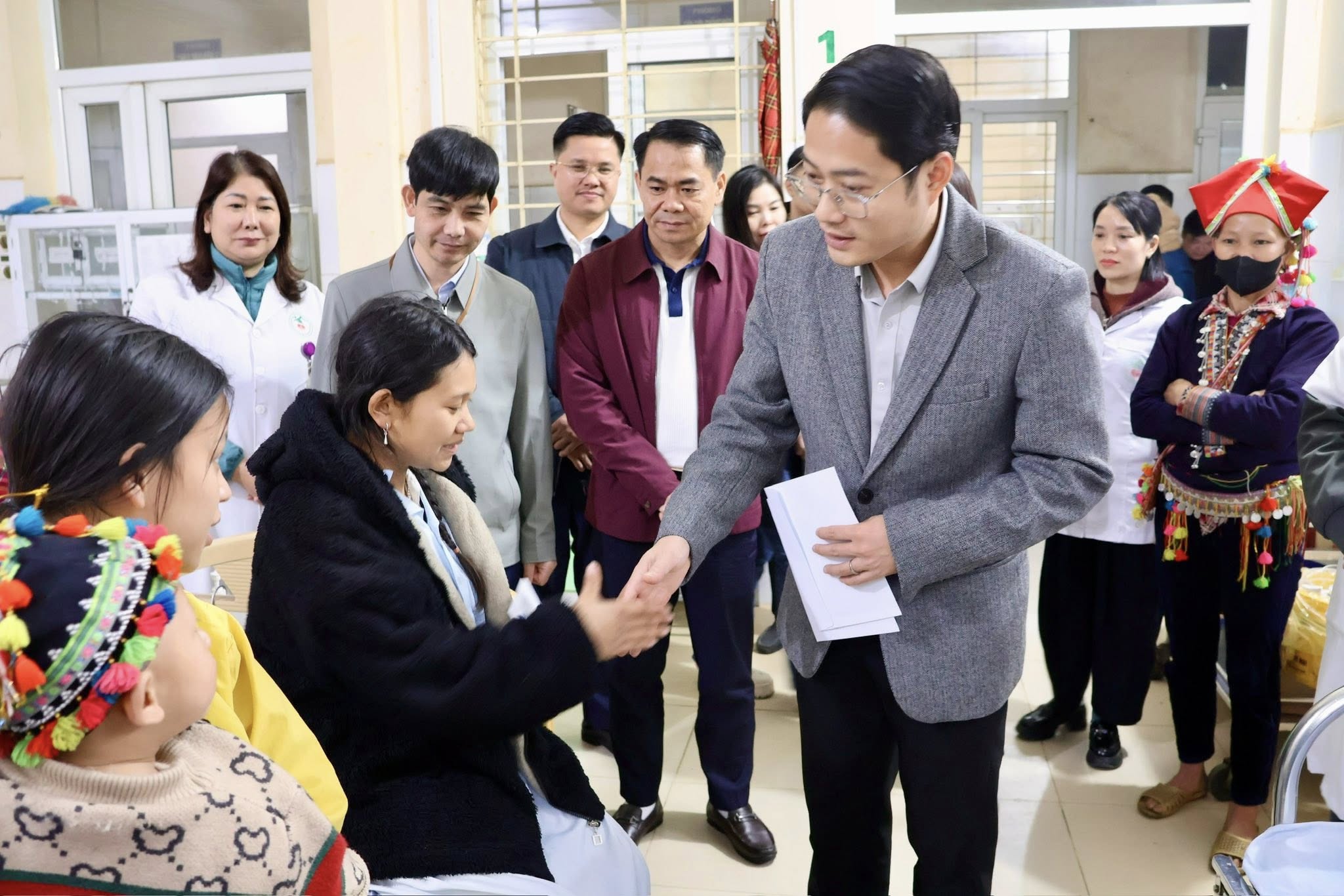 Tham dong vien va trao qua Tet cho benh nhan dang dieu tri lan toa su quan tam se chia trong nhung ngay giap Tet lc0 1