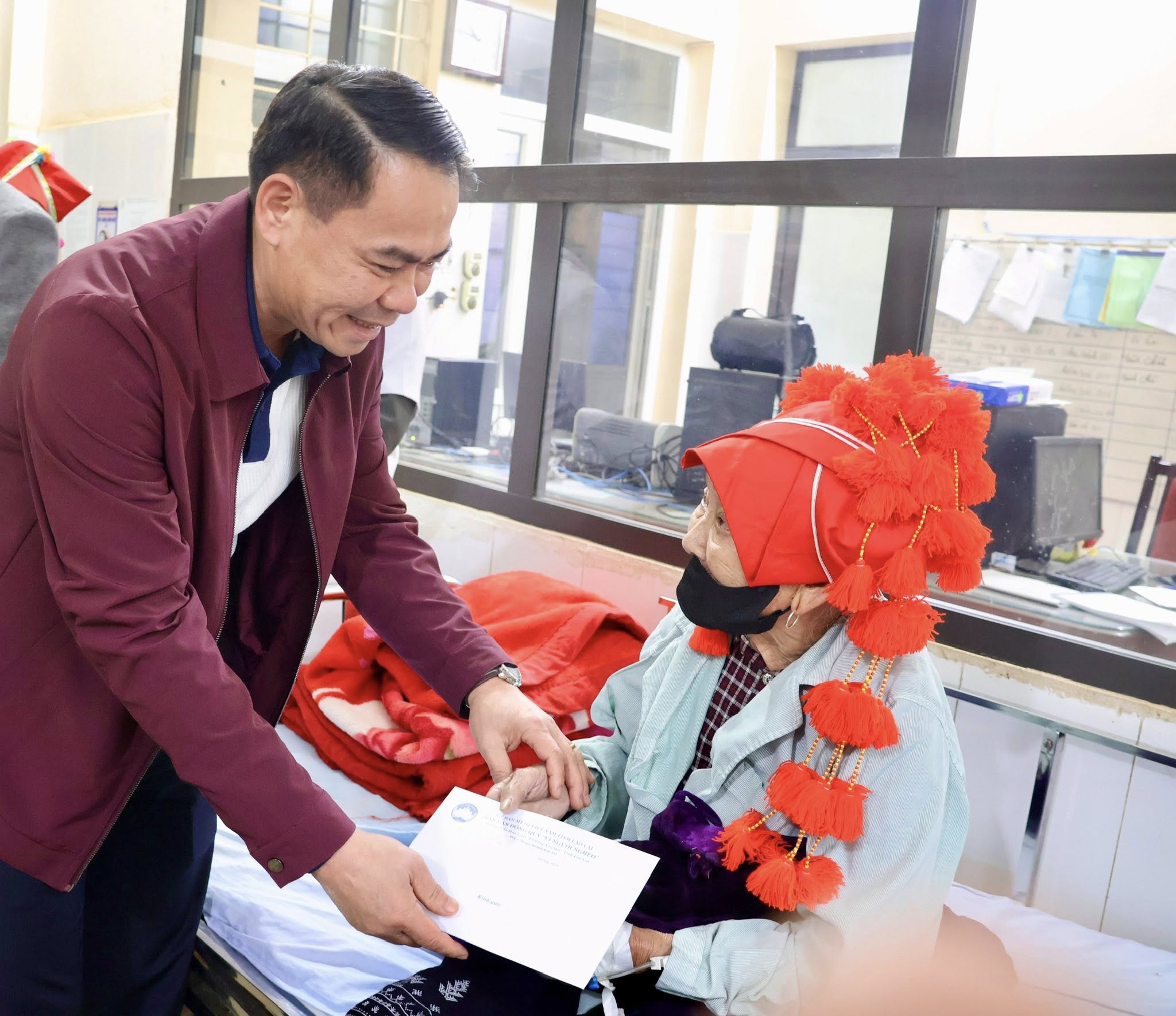 Lãnh đạo Ủy ban MTTQ tỉnh thăm, tặng quà Tết tại xã Văn Bàn 4 Tham dong vien va trao qua Tet cho benh nhan dang dieu tri lan toa su quan tam se chia trong nhung ngay giap Tet