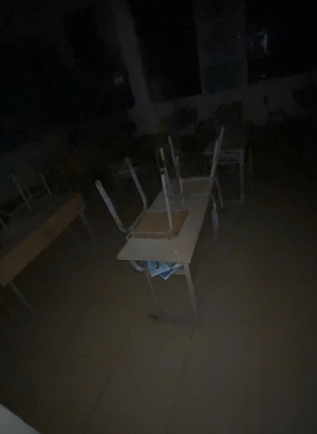 Thời điểm tìm thấy em học sinh, bàn ghế trong lớp được sắp xếp gọn gàng.