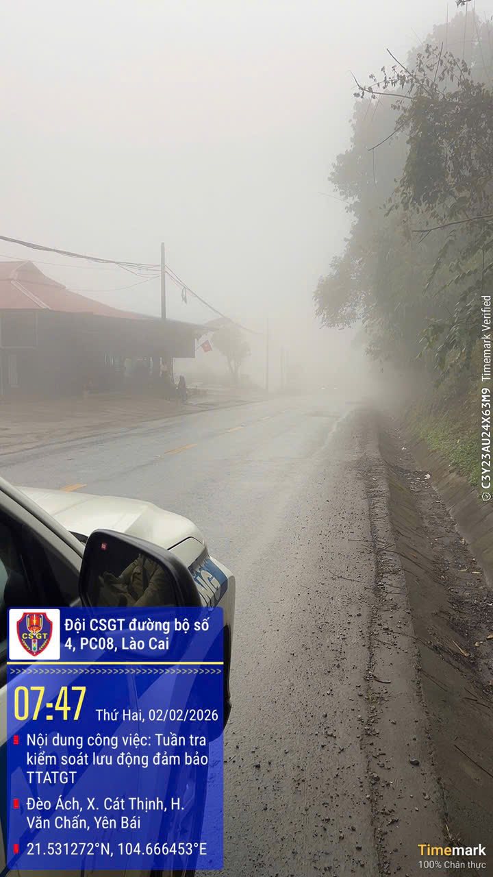 Thoi tiet mua ret suong mu khien tam nhin han che tren nhieu tuyen duong deo nguoi tham gia giao thong can giam toc do chu y quan sat