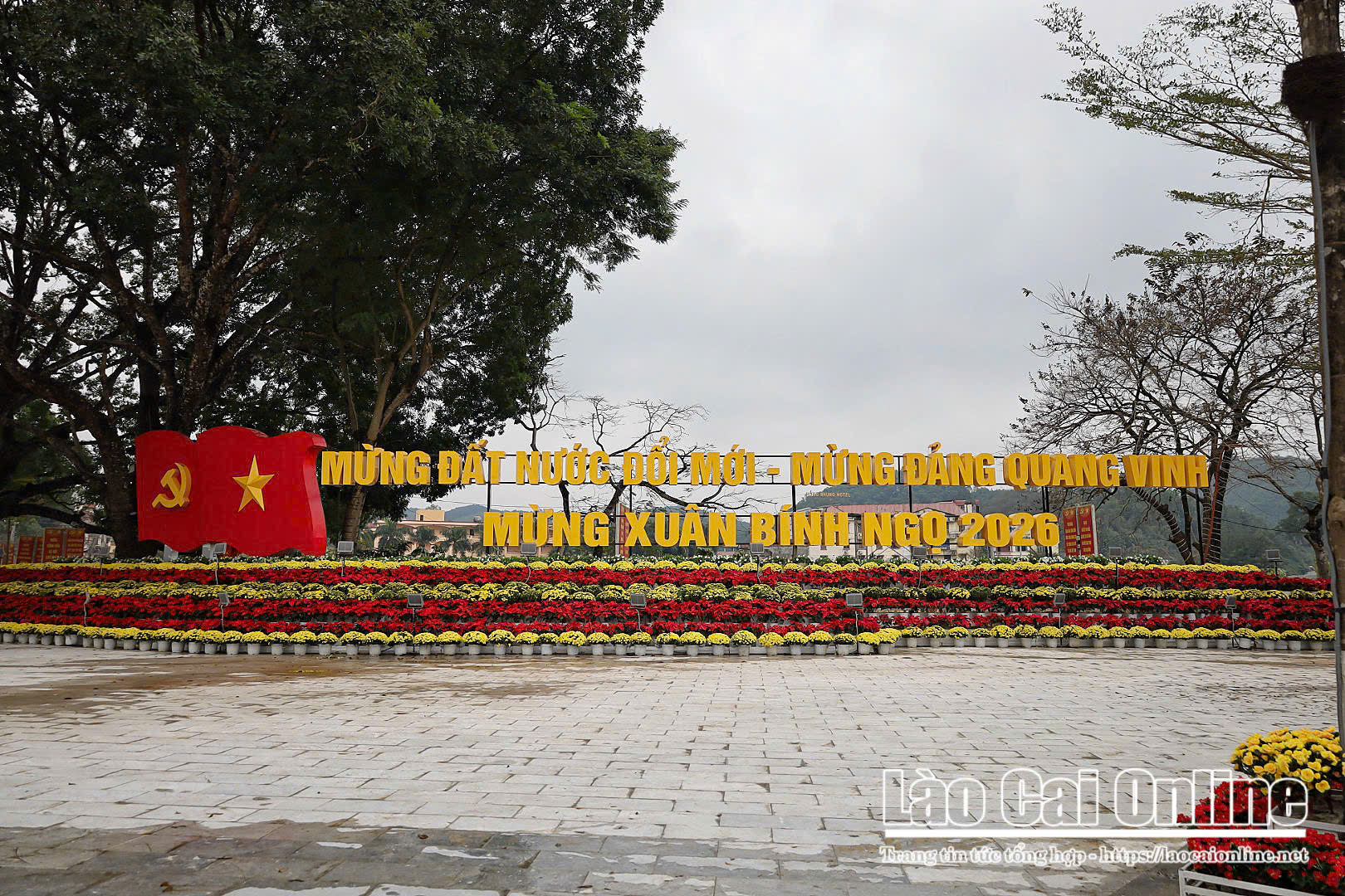 Cận cảnh linh vật song mã rực rỡ giữa trung tâm Lào Cai đón Xuân Bính Ngọ 2026 8 Tieu canh hoa va khau hieu mung Xuan Binh Ngo 2026 duoc bai tri trang trong lan toa khong khi xuan khoi sac