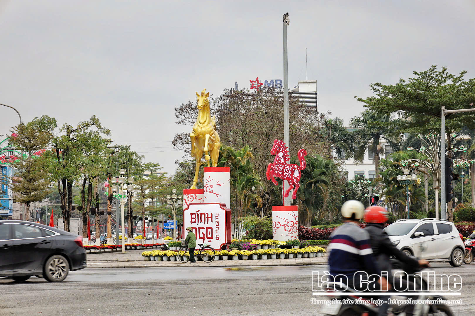 Cận cảnh linh vật song mã rực rỡ giữa trung tâm Lào Cai đón Xuân Bính Ngọ 2026 13 Tieu canh linh vat ngua Binh Ngo duoc trang tri noi bat tai nut giao trung tam gop phan to diem khong gian xuan Lao Cai
