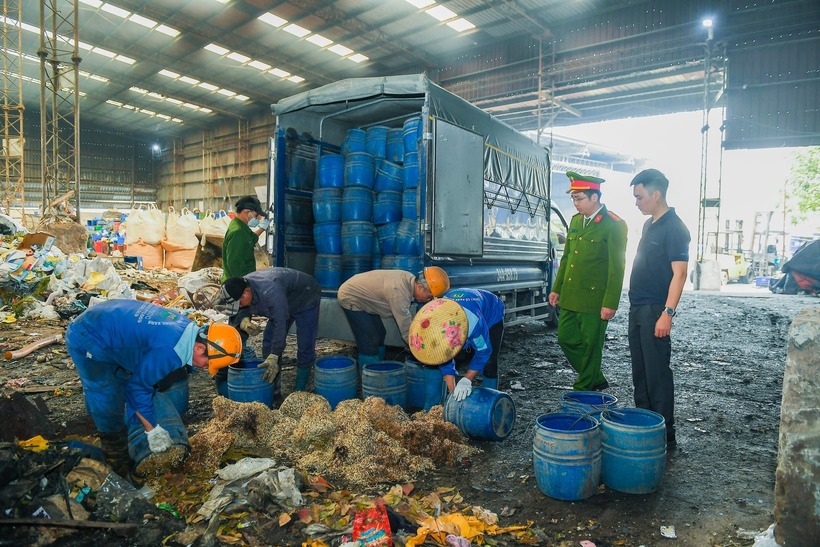 Toan bo hon 5 tan gia do vi pham duoc cac luc luong chuc nang chuyen di tieu huy