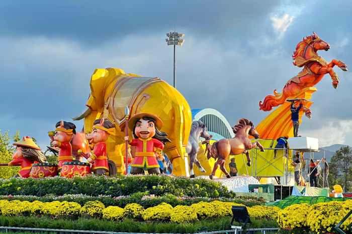 Toan canh cum linh vat Xuan Binh Ngo 2026 tai Quang truong Nguyen Tat Thanh ket hop yeu to van hoa truyen thong voi sang tao duong dai