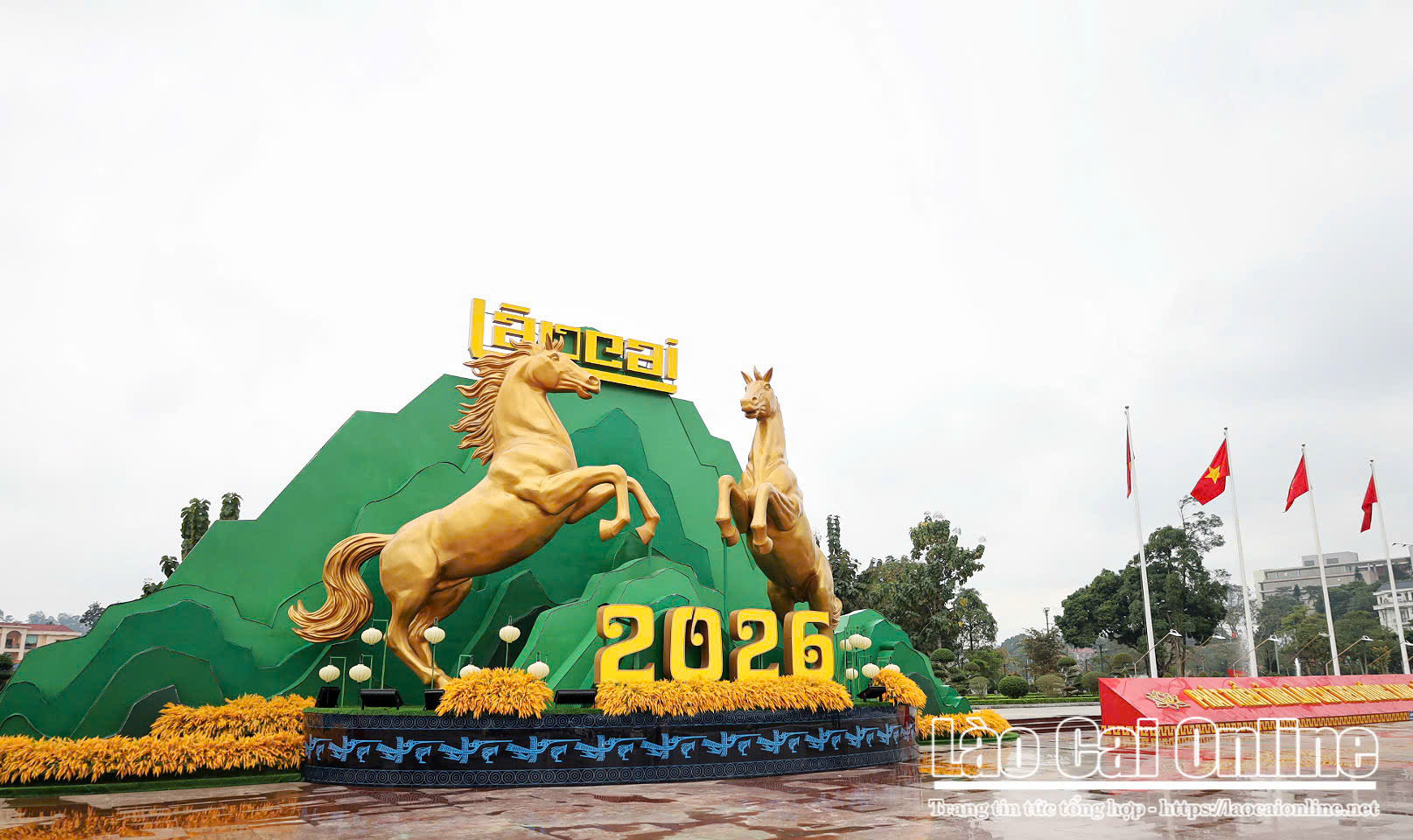 Cận cảnh linh vật song mã rực rỡ giữa trung tâm Lào Cai đón Xuân Bính Ngọ 2026 5 Toan canh khong gian trang tri Tet voi tuong song ma va bieu tuong 2026 ruc ro giua long tinh Lao Cai lco 01