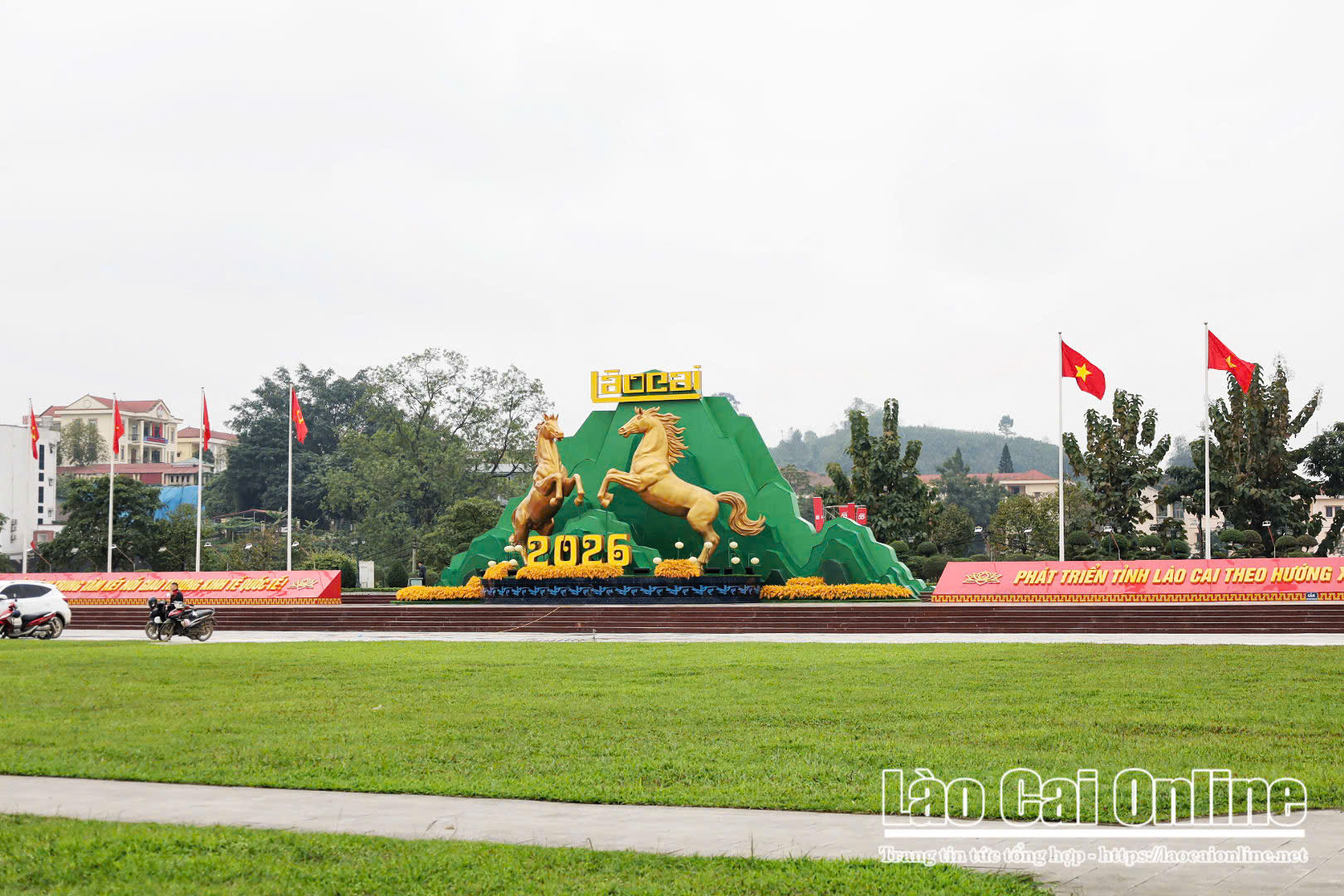 Cận cảnh linh vật song mã rực rỡ giữa trung tâm Lào Cai đón Xuân Bính Ngọ 2026 6 Toan canh khong gian trang tri Tet voi tuong song ma va bieu tuong 2026 ruc ro giua long tinh Lao Cai lco 02