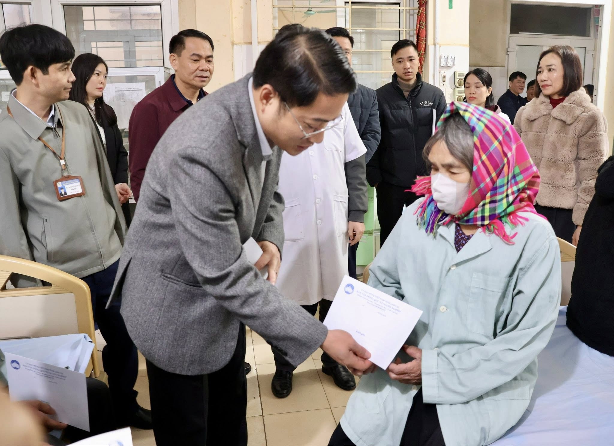 Lãnh đạo Ủy ban MTTQ tỉnh thăm, tặng quà Tết tại xã Văn Bàn 6 Trao qua Tet cho benh nhan tiep them dong luc de yen tam dieu tri som hoi phuc suc khoe
