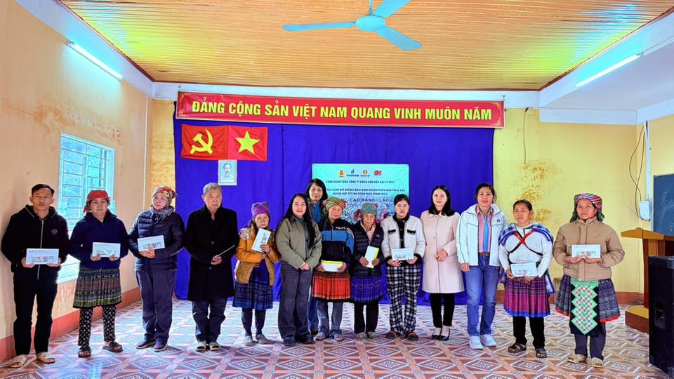 Trao qua Tet cho cac ho ngheo ho can ngheo tren dia ban