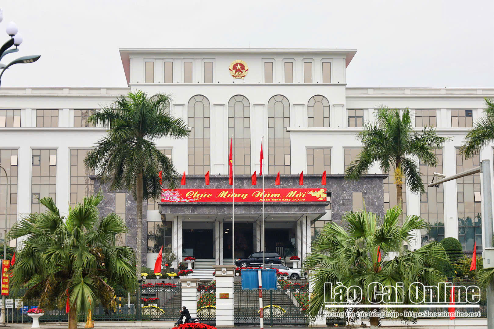 Cận cảnh linh vật song mã rực rỡ giữa trung tâm Lào Cai đón Xuân Bính Ngọ 2026 16 Tru so UBND tinh Lao Cai duoc trang tri co hoa bang ron Chuc mung nam moi Xuan Binh Ngo 2026 gop phan lan toa khong khi xuan trang trong ruc ro