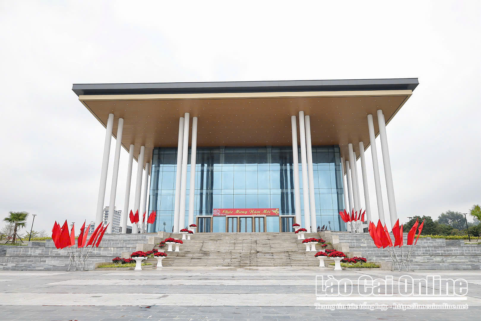 Cận cảnh linh vật song mã rực rỡ giữa trung tâm Lào Cai đón Xuân Bính Ngọ 2026 10 Trung tam Hoi nghi tinh Lao Cai ruc ro co hoa san sang cho cac hoat dong van hoa su kien dip Tet Binh Ngo 2026