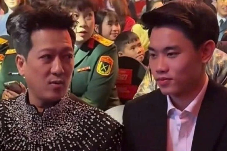 Truong Giang va Dinh Bac ngoi canh o mot su kien trao giai