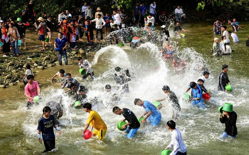 Tục Té nước cầu may là hoạt động thu hút đông đảo người dân và du khách tham gia