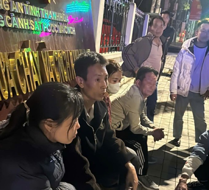 Vụ Tài Xế Bật Khóc Vì Ô Tô Chở Nhiều Xe Máy Bốc Cháy: “Tiền Đền Bù Là Gánh Nặng Lớn” 3 Vợ chồng anh Trọng (áo đen, bìa trái) lo lắng về gánh nặng đền bù thiệt hại cho các chủ xe. Ảnh: NVCC