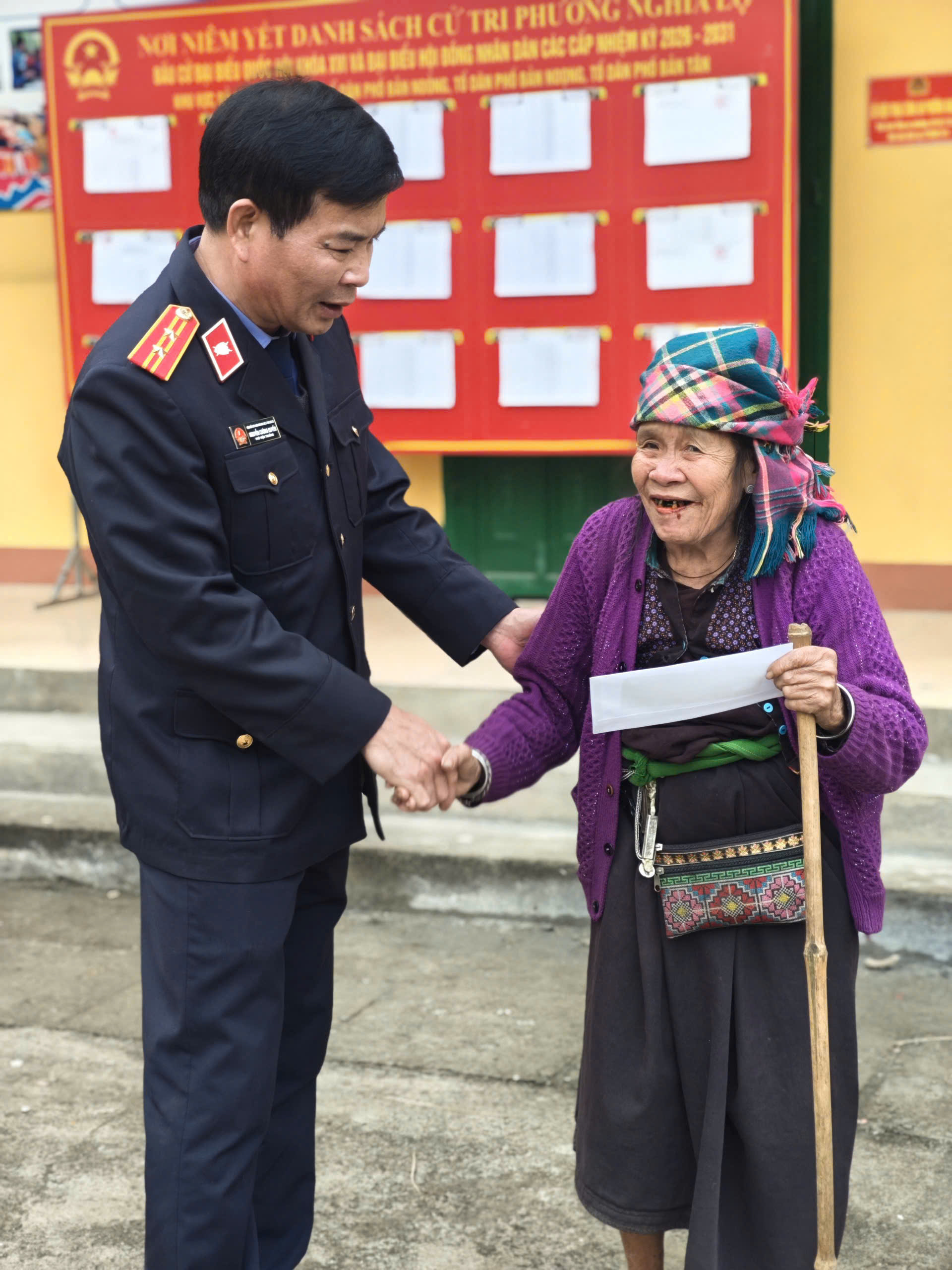 Phó Viện trưởng Nguyễn Cường Quyền trao tặng suất quà 