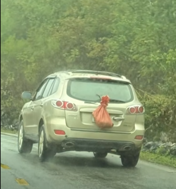 Bao tải che lấp biển số, tài xế ôtô bị xử phạt.