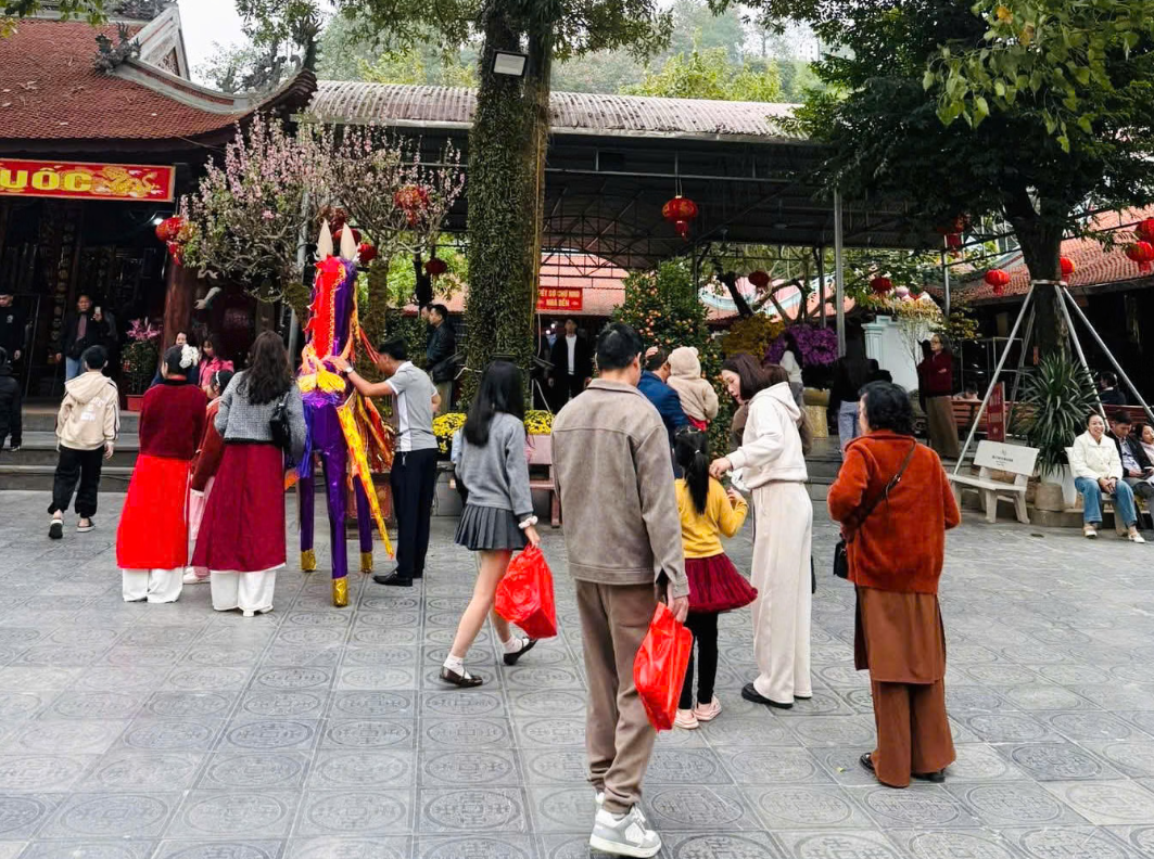 Không có chuyện đền Bảo Hà thu 94 tỷ đồng dịp đầu năm 2026 2 Chính quyền khuyến cáo người dân, du khách thận trọng với thông tin chưa kiểm chứng, tránh hiểu lầm về quản lý tiền công đức tại các cơ sở tâm linh.