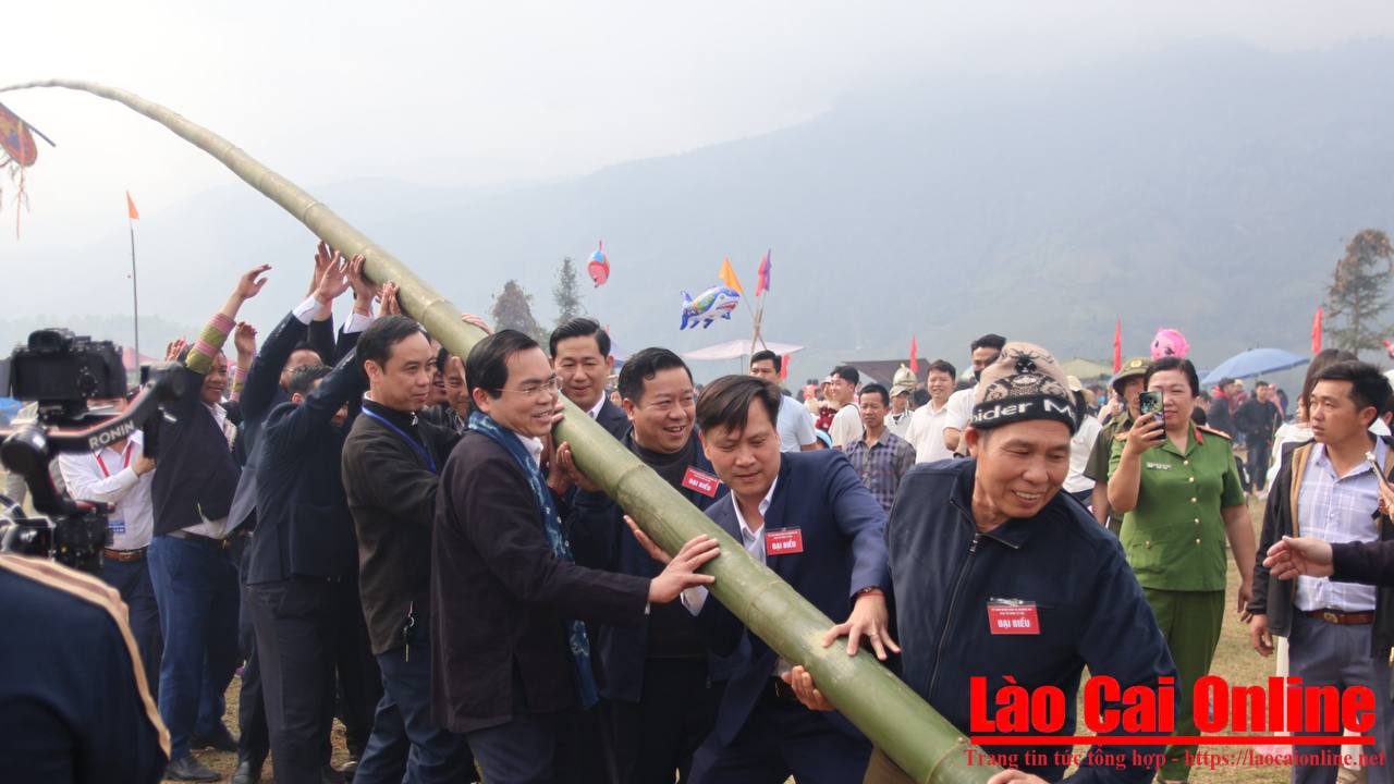 Rộn ràng Lễ hội Sắc xuân Mường Bo 2026 2 Các đại biểu cùng nhau dựng cây còn, chính thức mở màn phần lễ hội và tham gia ném còn ở cuối phần hội. Ảnh Du Kỷ