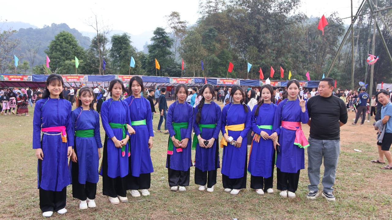 Rộn ràng Lễ hội Sắc xuân Mường Bo 2026 6 Các thiếu nữ trong bộ trang phục truyền thống. Ảnh Du Kỷ