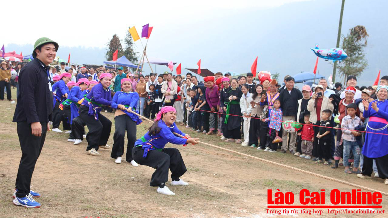 Rộn ràng Lễ hội Sắc xuân Mường Bo 2026 4 Phần thi kéo co nữ nhận được sự đông đảo bà con và du khách cổ vũ. Ảnh Du Kỷ