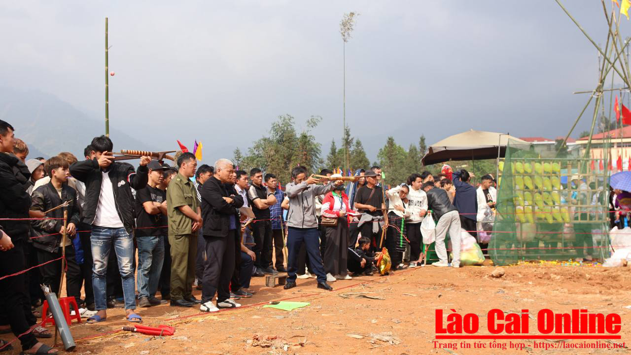 Rộn ràng Lễ hội Sắc xuân Mường Bo 2026 8 Màn thi bắn nỏ thu hút đông đảo sự cổ vũ của bà con. Ảnh Du Kỷ