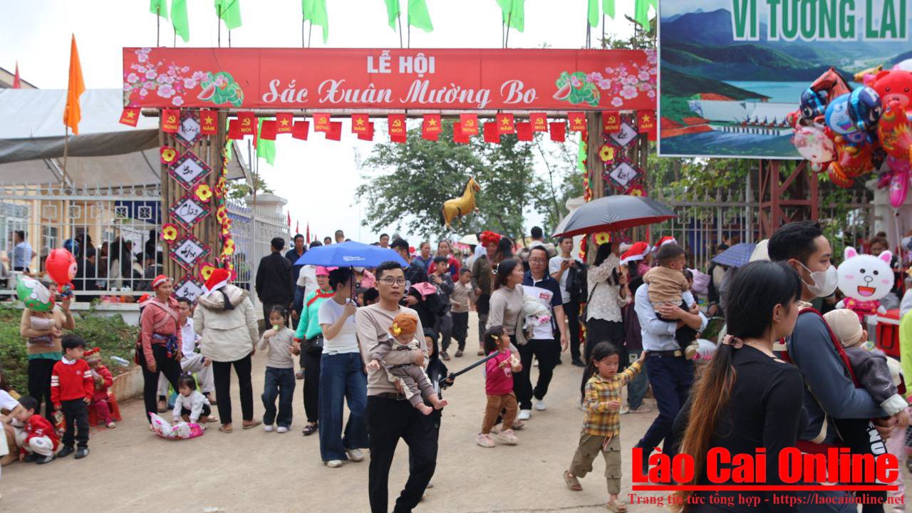 Rộn ràng Lễ hội Sắc xuân Mường Bo 2026 9 Kết thúc phần hội buổi sáng, nhiều du khách ra về ăn uống và chuẩn bị tham gia phần hội trong buổi chiều nay. Ảnh Du Kỷ