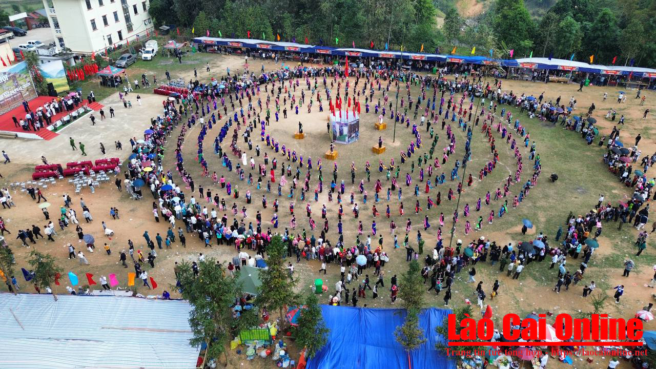 Điểm nhấn của Lễ hội Xòe - Sắc xuân Mường Bo năm 2026 là màn đại xòe với sự tham gia của 568 người. Ảnh Du Kỷ