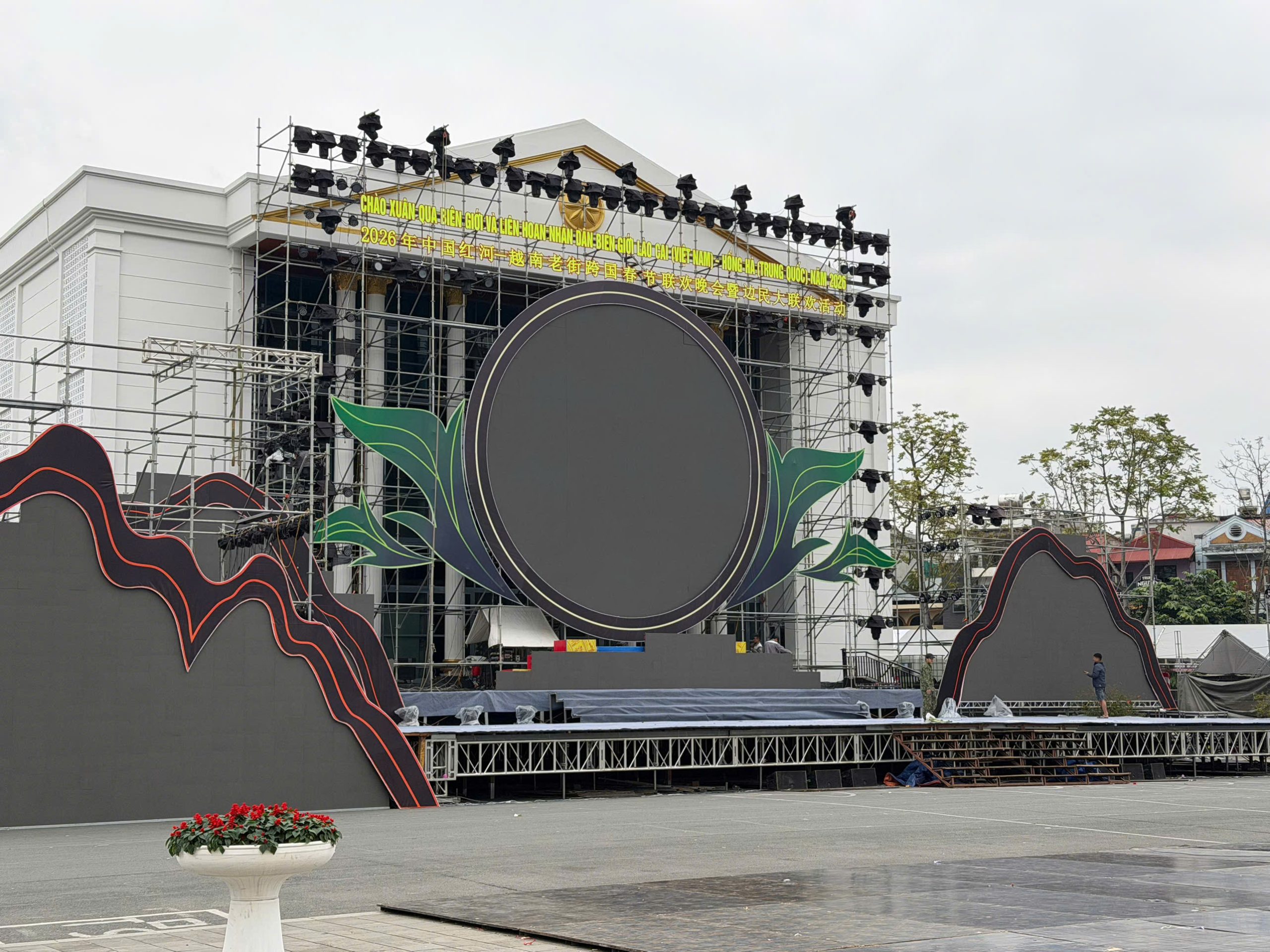 Chào xuân qua biên giới 2026: Đêm giao lưu văn hóa Việt – Trung tại Lào Cai 2 Sân khấu được chuẩn bị sẵn sàng cho chương trình. Ảnh Du Kỷ